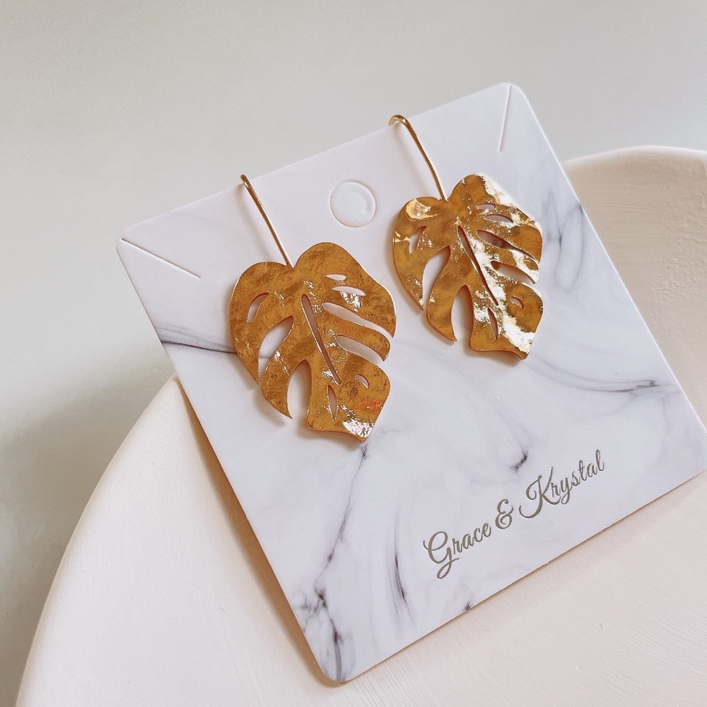 Gold plated Monstera leaf earrings - Picture 5 of 6